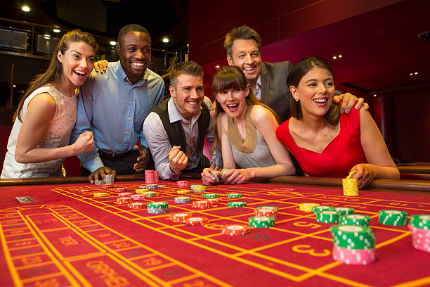 লাইভ স্টুডিও থেকে Teen Patti ডিলার তাসগুলি বিতরণ করছেন
